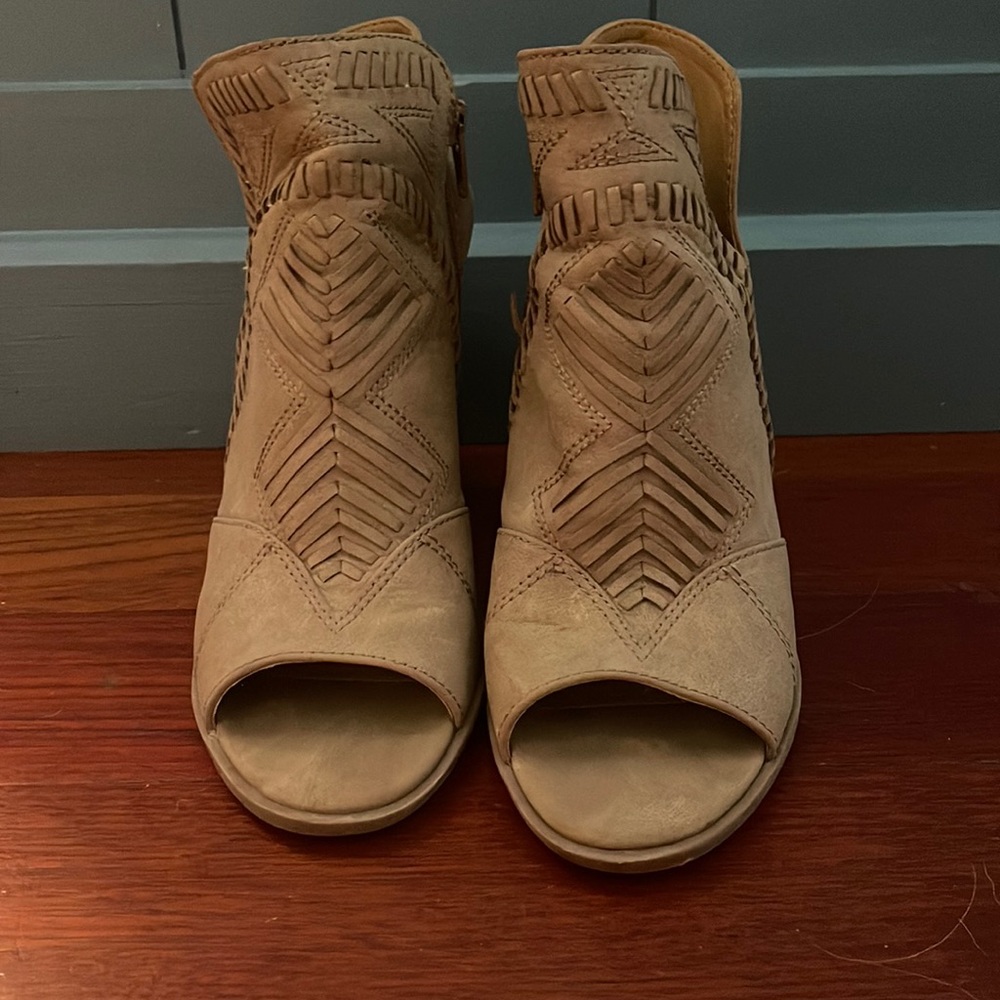 Universal Thread/ Target Open Toe Block Heel